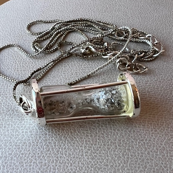 VINTAGE HOURGLASS SAND CLOCK PENDANT CHAIN NECKLACE SILVERTONE METAL VERY UNIQUE - Picture 11 of 16